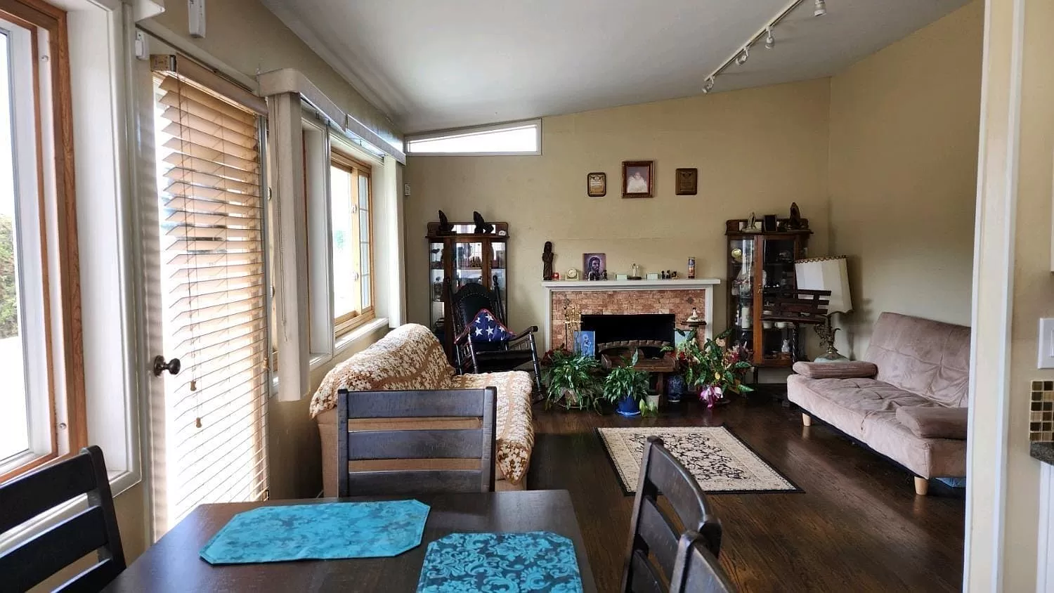 e5ce3af1f5b9bd8a60795e4436e3053e-uncropped_scaled_within_1536_1152